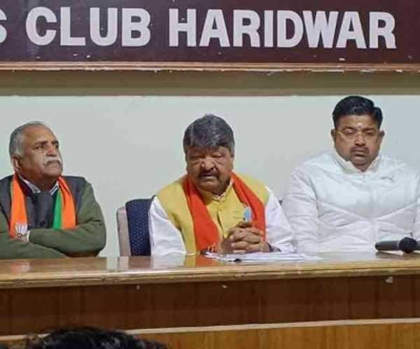 हरिद्वार पहुंचे भाजपा नेता कैलाश विजयवर्गीय, कहा : बंगाल से आया हूं, भगवान की कृपा से जिंदा हूं